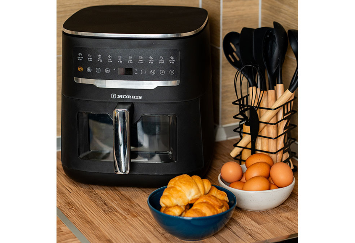 Η φριτέζα τοποθετημένη σε ένα πάγκο κουζίνας